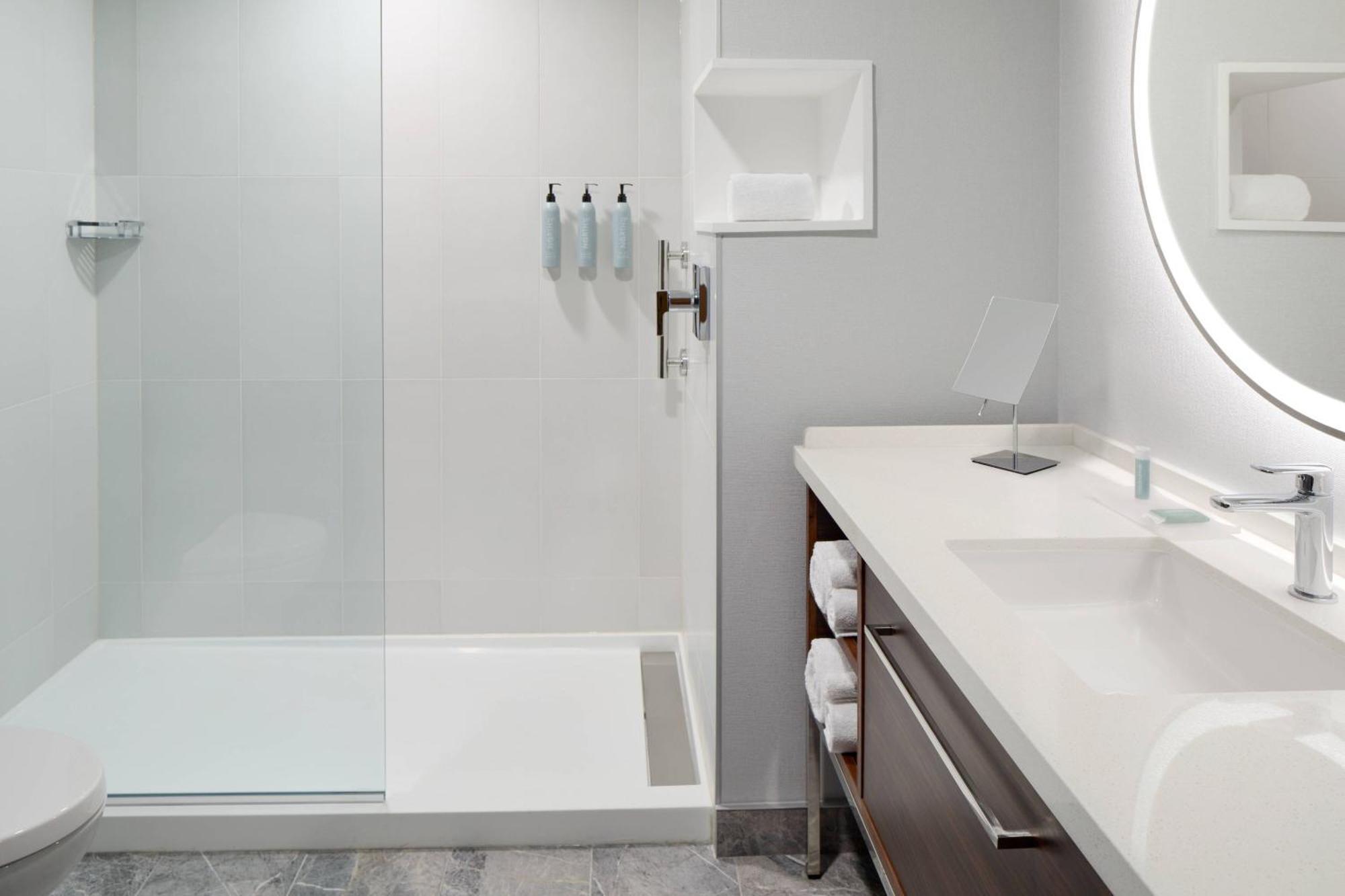 Courtyard By Marriott Montreal Laval Hotell Eksteriør bilde