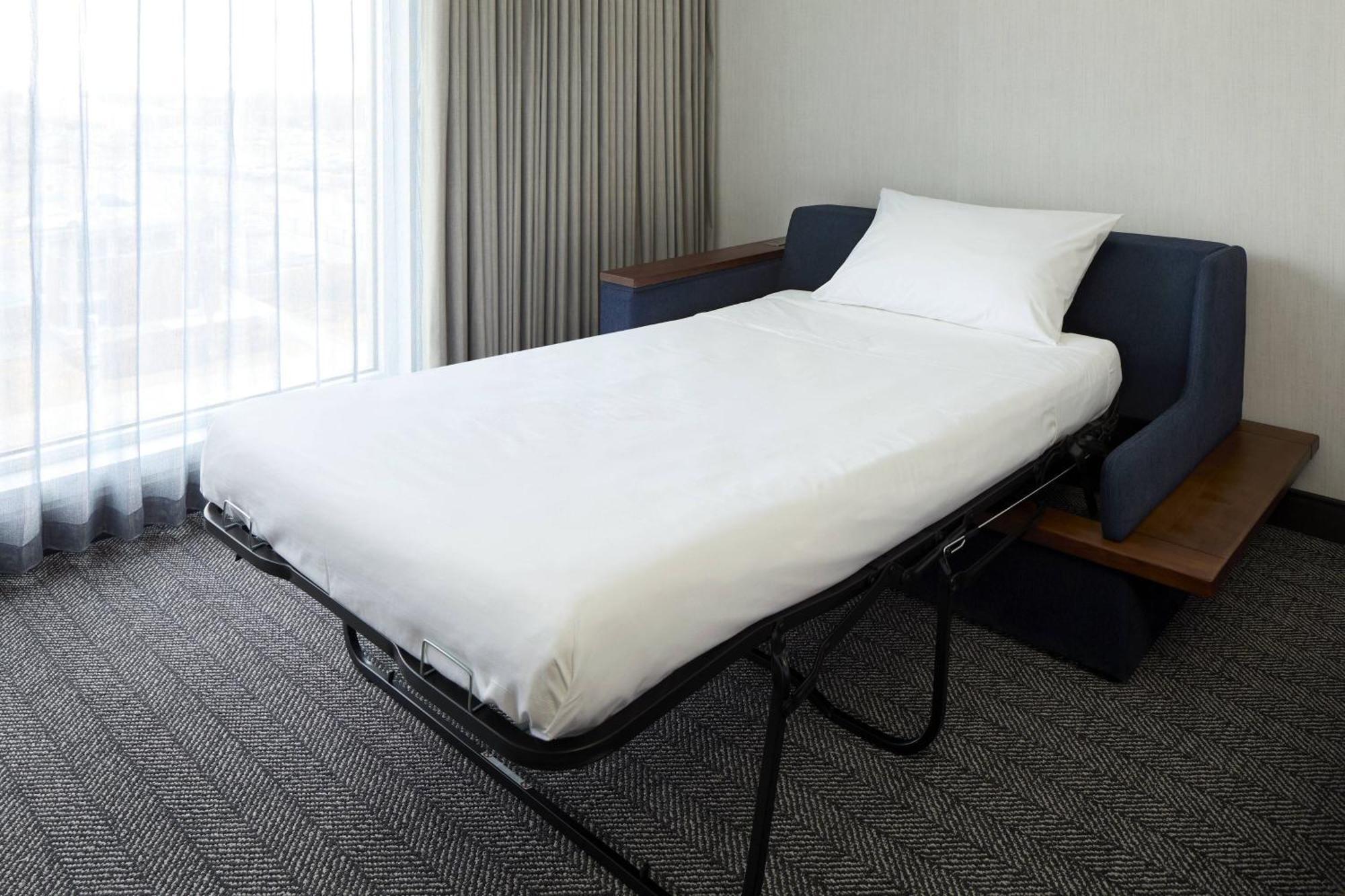 Courtyard By Marriott Montreal Laval Hotell Eksteriør bilde